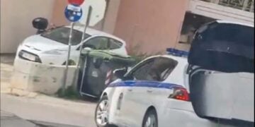 Το ψυγείο στο πορμπαγκάζ του περιπολικού (πηγή: TikTok)