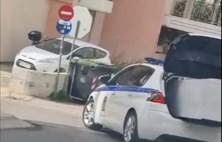 Το ψυγείο στο πορμπαγκάζ του περιπολικού (πηγή: TikTok)