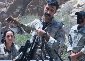 Μαχητής του PKK παραδίδει τον οπλισμό του, 11 Ιουλίου 2025 (πηγή: X / Kurdistan 24 English)