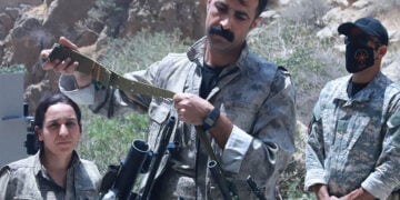 Μαχητής του PKK παραδίδει τον οπλισμό του, 11 Ιουλίου 2025 (πηγή: X / Kurdistan 24 English)