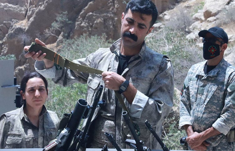 Μαχητής του PKK παραδίδει τον οπλισμό του, 11 Ιουλίου 2025 (πηγή: X / Kurdistan 24 English)
