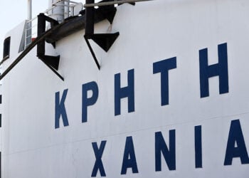 Το πλαϊνό πλοίου που εκτελεί το δρομολόγιο Πειραιάς-Χανιά (φωτ.: EUROKINISSI)