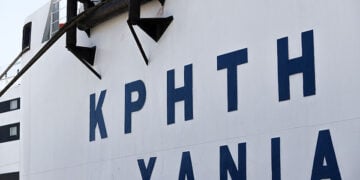 Το πλαϊνό πλοίου που εκτελεί το δρομολόγιο Πειραιάς-Χανιά (φωτ.: EUROKINISSI)