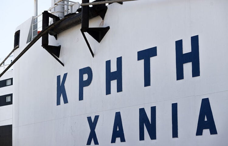 Το πλαϊνό πλοίου που εκτελεί το δρομολόγιο Πειραιάς-Χανιά (φωτ.: EUROKINISSI)