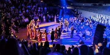Στιγμιότυπο από τη
συναυλία με τίτλο «Στα βήματα των ηρώων: Από την Τραπεζούντα στην Πάφο, Νίκος Καπετανίδης – Ευαγόρας Παλληκαρίδης», που συνδιοργανώθηκε από το υπουργείο Παιδείας Αθλητισμού και Νεολαίας της Κύπρου και το Σωματείο Δράσης «Νίκος Καπετανίδης». Το Σωματείο Ελλήνων Ποντίων Πάφου στήριξε το πολιτιστικό γεγονός 
(φωτ.: facebook.com/profile.php?id/ Σωματείο Ελλήνων Ποντίων Πάφου)