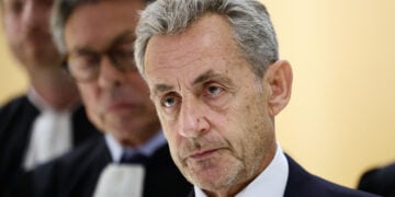 Ο Νικολά Σαρκοζί βγαίνοντας από τη δικαστική αίθουσα, 25 Σεπτεμβρίου 2025 (φωτ.: EPA / Teresa Suarez)