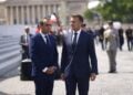 Από αριστερά, ο Σεμπαστιάν Λεκορνί με τον Εμανουέλ Μακρόν στο Παρίσι (φωτ.: EPA/Mohammed Badra/POOL)