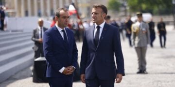 Από αριστερά, ο Σεμπαστιάν Λεκορνί με τον Εμανουέλ Μακρόν στο Παρίσι (φωτ.: EPA/Mohammed Badra/POOL)