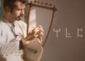 Ο Θοδωρής Κουμαρτζής επί το έργον (φωτ.: Αρχείο οικογένειας Κουμαρτζή)
