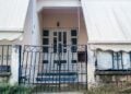 Εξωτερική άποψη του σπιτιού όπου έγινε η δολοφονία της 54χρονης γυναίκας από τον 18χρονο γιο της, σε συνοικία της πόλης των Τρικάλων (φωτ.: Θανάσης Καλλιαράς/EUROKINISSI)