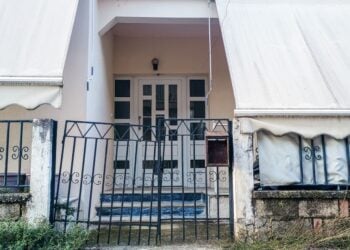 Εξωτερική άποψη του σπιτιού όπου έγινε η δολοφονία της 54χρονης γυναίκας από τον 18χρονο γιο της, σε συνοικία της πόλης των Τρικάλων (φωτ.: Θανάσης Καλλιαράς/EUROKINISSI)