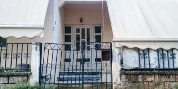 Εξωτερική άποψη του σπιτιού όπου έγινε η δολοφονία της 54χρονης γυναίκας από τον 18χρονο γιο της, σε συνοικία της πόλης των Τρικάλων (φωτ.: Θανάσης Καλλιαράς/EUROKINISSI)
