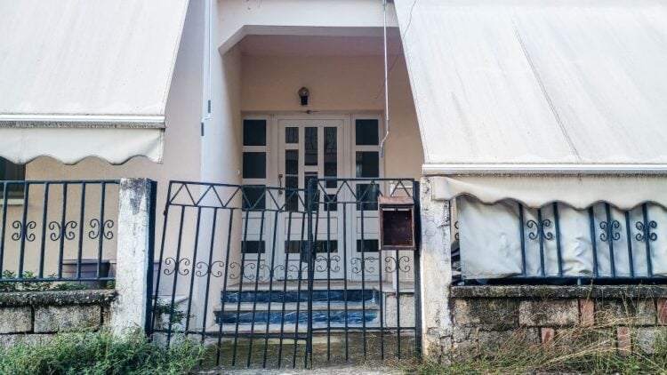 Εξωτερική άποψη του σπιτιού όπου έγινε η δολοφονία της 54χρονης γυναίκας από τον 18χρονο γιο της, σε συνοικία της πόλης των Τρικάλων (φωτ.: Θανάσης Καλλιαράς/EUROKINISSI)
