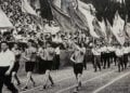 1963: Η Σπαρτακειάδα ήταν η σημαντικότερη αθλητική εκδήλωση, και διεξαγόταν κάθε δύο χρόνια στο στάδιος της Δυναμό Τασκένδης. Όλες οι ελληνικές πολιτείες συμμετείχαν με τις ομάδες τους (φωτ.: Από το φυλλάδιο της έκθεσης)