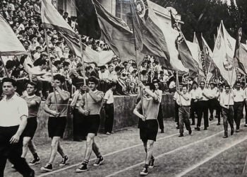 1963: Η Σπαρτακειάδα ήταν η σημαντικότερη αθλητική εκδήλωση, και διεξαγόταν κάθε δύο χρόνια στο στάδιος της Δυναμό Τασκένδης. Όλες οι ελληνικές πολιτείες συμμετείχαν με τις ομάδες τους (φωτ.: Από το φυλλάδιο της έκθεσης)