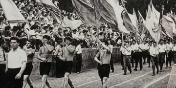 1963: Η Σπαρτακειάδα ήταν η σημαντικότερη αθλητική εκδήλωση, και διεξαγόταν κάθε δύο χρόνια στο στάδιος της Δυναμό Τασκένδης. Όλες οι ελληνικές πολιτείες συμμετείχαν με τις ομάδες τους (φωτ.: Από το φυλλάδιο της έκθεσης)
