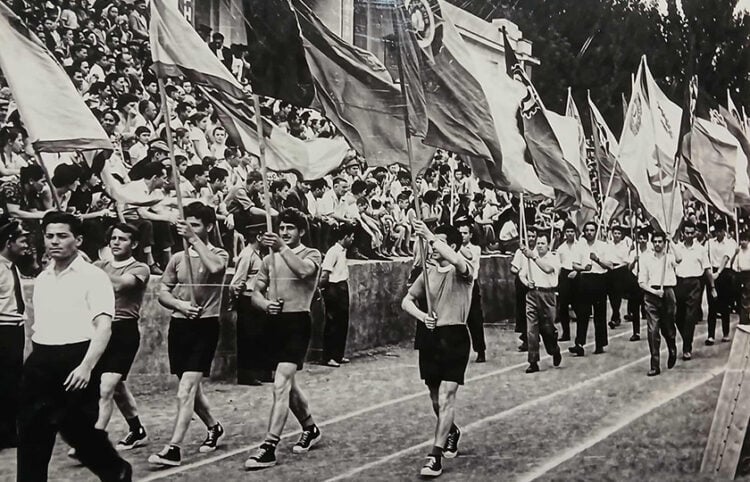 1963: Η Σπαρτακειάδα ήταν η σημαντικότερη αθλητική εκδήλωση, και διεξαγόταν κάθε δύο χρόνια στο στάδιος της Δυναμό Τασκένδης. Όλες οι ελληνικές πολιτείες συμμετείχαν με τις ομάδες τους (φωτ.: Από το φυλλάδιο της έκθεσης)