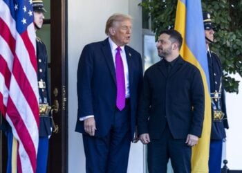 Ο Ντόναλντ Τραμπ με τον Βολοντίμιρ Ζελένσκι στον Λευκό Οίκο (φωτ.: EPA/Shawn Thew)