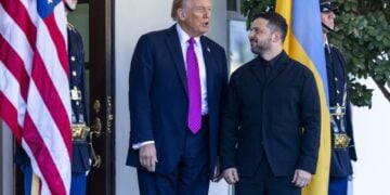 Ο Ντόναλντ Τραμπ με τον Βολοντίμιρ Ζελένσκι στον Λευκό Οίκο (φωτ.: EPA/Shawn Thew)