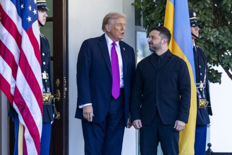 Ο Ντόναλντ Τραμπ με τον Βολοντίμιρ Ζελένσκι στον Λευκό Οίκο (φωτ.: EPA/Shawn Thew)