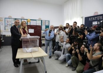 O Τουφάν Ερχιουρμάν με την γυναίκα ψηφίζουν στις «προεδρικές εκλογές» στα κατεχόμενα (φωτ.: EPA/Birol Bebek)