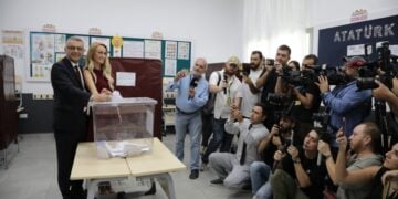O Τουφάν Ερχιουρμάν με την γυναίκα ψηφίζουν στις «προεδρικές εκλογές» στα κατεχόμενα (φωτ.: EPA/Birol Bebek)