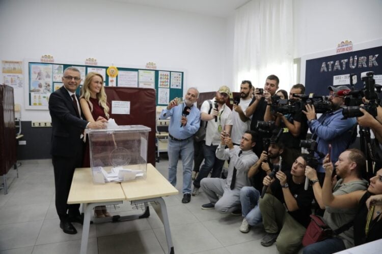 O Τουφάν Ερχιουρμάν με την γυναίκα ψηφίζουν στις «προεδρικές εκλογές» στα κατεχόμενα (φωτ.: EPA/Birol Bebek)