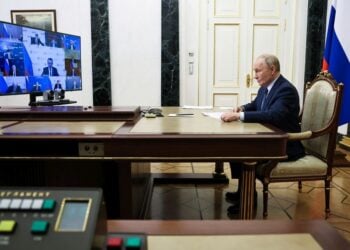 Ο Ρώσος πρόεδρος Βλαντίμιρ Πούτιν σε βιντεοδιάσκεψη στη Μόσχα (φωτ.: EPA/ ALEXANDER KAZAKOV/ SPUTNIK/KREMLIN / POOL)