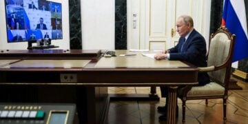 Ο Ρώσος πρόεδρος Βλαντίμιρ Πούτιν σε βιντεοδιάσκεψη στη Μόσχα (φωτ.: EPA/ ALEXANDER KAZAKOV/ SPUTNIK/KREMLIN / POOL)