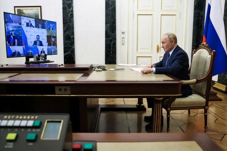 Ο Ρώσος πρόεδρος Βλαντίμιρ Πούτιν σε βιντεοδιάσκεψη στη Μόσχα (φωτ.: EPA/ ALEXANDER KAZAKOV/ SPUTNIK/KREMLIN / POOL)