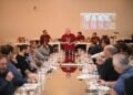 Κόσμος παρακολουθεί ομιλίες στην επίσημη παρουσίαση του πρώτου ελληνικού single malt ουίσκι, κατά τη διάρκεια εκδήλωσης στην Πάτρα (φωτ.: ΑΠΕ-ΜΠΕ/Γιώτα Λοτσάρη)