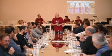 Κόσμος παρακολουθεί ομιλίες στην επίσημη παρουσίαση του πρώτου ελληνικού single malt ουίσκι, κατά τη διάρκεια εκδήλωσης στην Πάτρα (φωτ.: ΑΠΕ-ΜΠΕ/Γιώτα Λοτσάρη)