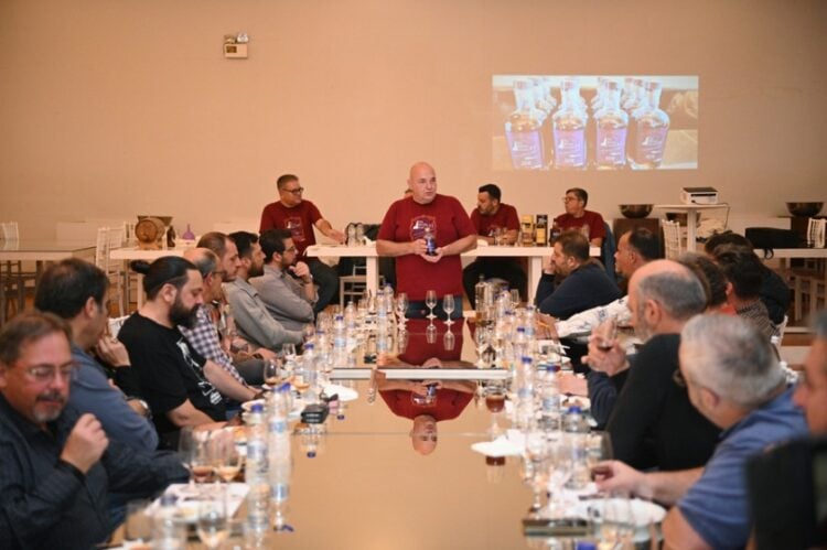 Κόσμος παρακολουθεί ομιλίες στην επίσημη παρουσίαση του πρώτου ελληνικού single malt ουίσκι, κατά τη διάρκεια εκδήλωσης στην Πάτρα (φωτ.: ΑΠΕ-ΜΠΕ/Γιώτα Λοτσάρη)