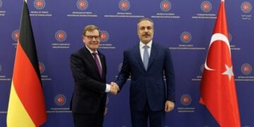 Μεγάλη η χαρά του Γερμανού ΥΠΕΞ Γιόχαν Βάντεφουλ στη συνάντηση με τον Τούρκο ΥΠΕΞ Χακάν Φιντάν, στις 17 Οκτωβρίου, στην Άγκυρα (φωτ.: EPA/ TURKISH FOREIGN MINISTRY PRESS OFFICE HANDOUT)