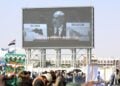 Μαχητές Χούθι στην Υεμένη παρακολουθούν τις δηλώσεις Νετανιάχου σε γιγαντοοθόνη στη Σανάα (φωτ.: EPA/Yahya Arhab)