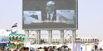 Μαχητές Χούθι στην Υεμένη παρακολουθούν τις δηλώσεις Νετανιάχου σε γιγαντοοθόνη στη Σανάα (φωτ.: EPA/Yahya Arhab)