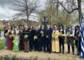 Αναμνηστική φωτογραφία μπροστά στο άγαλμα του Τζορτζ Τρελόαρ με τη μικρή Λεμόνα (φωτ.: facebook/St Patrick's College, Ballarat)