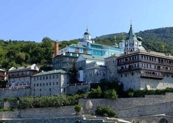 Ιερά Πατριαρχική και Σταυροπηγιακή Μονή Αγίου Παντελεήμονος στο Άγιον Όρος (πηγή: Andrpap/commons. wikimedia.org/w/index.php?curid=72650067)