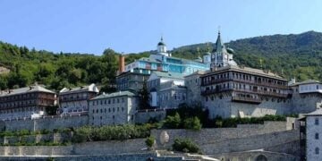 Ιερά Πατριαρχική και Σταυροπηγιακή Μονή Αγίου Παντελεήμονος στο Άγιον Όρος (πηγή: Andrpap/commons. wikimedia.org/w/index.php?curid=72650067)