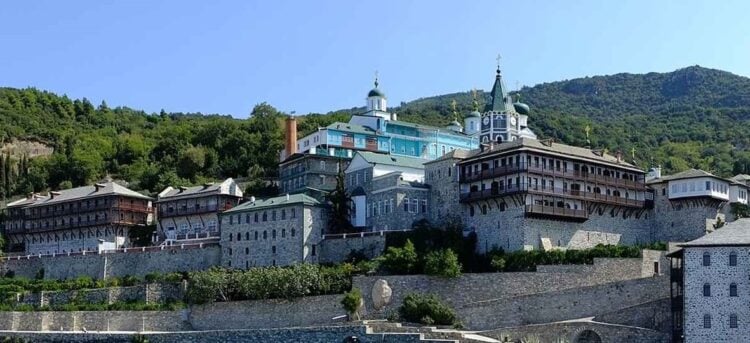 Ιερά Πατριαρχική και Σταυροπηγιακή Μονή Αγίου Παντελεήμονος στο Άγιον Όρος (πηγή: Andrpap/commons. wikimedia.org/w/index.php?curid=72650067)