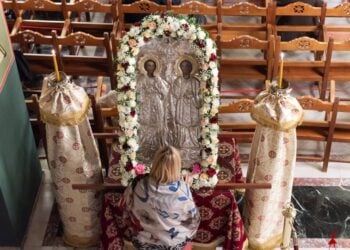 Πιστή προσκυνά την εικόνα των Αγίων Αναργύρων στον φερώνυμο ναό της Νέας Σμύρνης (φωτ.: facebook/Ιερός Ναός Αγίων Αναργύρων Νέας Σμύρνης)