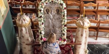 Πιστή προσκυνά την εικόνα των Αγίων Αναργύρων στον φερώνυμο ναό της Νέας Σμύρνης (φωτ.: facebook/Ιερός Ναός Αγίων Αναργύρων Νέας Σμύρνης)