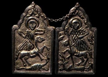 Η ασημένια όψη δίπτυχης εικόνας του 1915 από την Τραπεζούντα, με τους αγίους Γεώργιο και Δημήτριο. Δωρεά της Ευτέρπης Συμεωνίδου στην Επιτροπή Ποντιακών Μελετών (φωτ.: Επιτροπή Ποντιακών Μελετών)