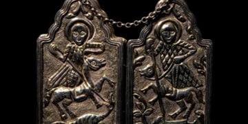 Η ασημένια όψη δίπτυχης εικόνας του 1915 από την Τραπεζούντα, με τους αγίους Γεώργιο και Δημήτριο. Δωρεά της Ευτέρπης Συμεωνίδου στην Επιτροπή Ποντιακών Μελετών (φωτ.: Επιτροπή Ποντιακών Μελετών)