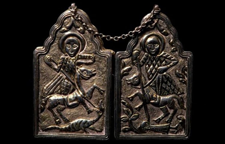 Η ασημένια όψη δίπτυχης εικόνας του 1915 από την Τραπεζούντα, με τους αγίους Γεώργιο και Δημήτριο. Δωρεά της Ευτέρπης Συμεωνίδου στην Επιτροπή Ποντιακών Μελετών (φωτ.: Επιτροπή Ποντιακών Μελετών)