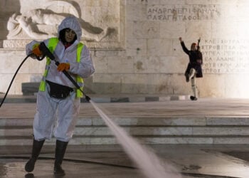 Καθαρισμός και απολύμανση στο μνημείο του Άγνωστου Στρατιώτη (φωτ.: EUROKINISSI / Γιάννης Παναγόπουλος)