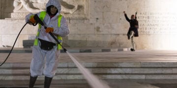 Καθαρισμός και απολύμανση στο μνημείο του Άγνωστου Στρατιώτη (φωτ.: EUROKINISSI / Γιάννης Παναγόπουλος)