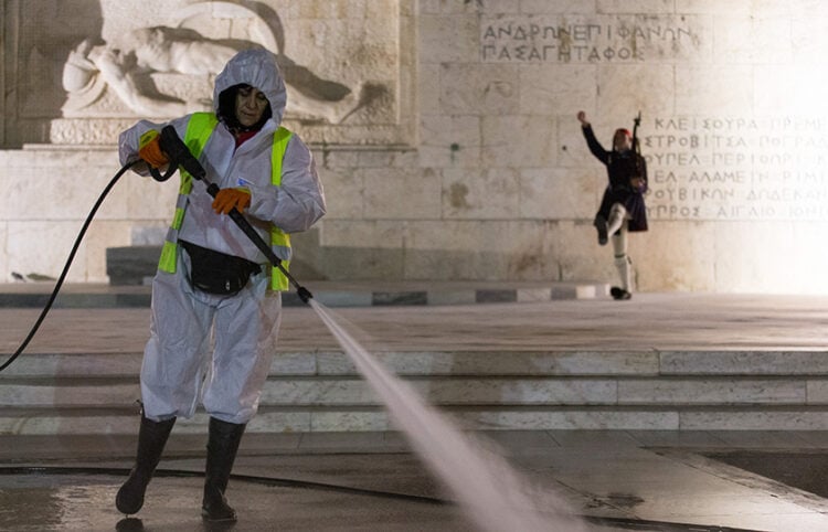 Καθαρισμός και απολύμανση στο μνημείο του Άγνωστου Στρατιώτη (φωτ.: EUROKINISSI / Γιάννης Παναγόπουλος)