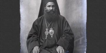 Πορτρέτο του μητροπολίτη Αιμιλιανού Λαζαρίδη από τους αδελφούς Μανάκια (πηγή: Βρετανική Βιβλιοθήκη / eap.bl.uk)
