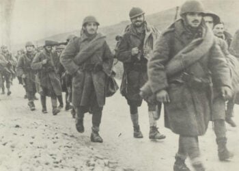 Στρατιωτικά τμηματα προελαύνουν προς το αλβανικό μέτωπο (πηγή: army.gr)